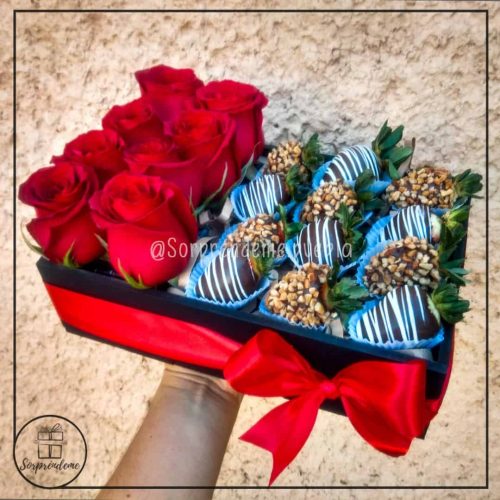 Arreglo Delirium con fresas cubiertas y flores frescas en caja elegante