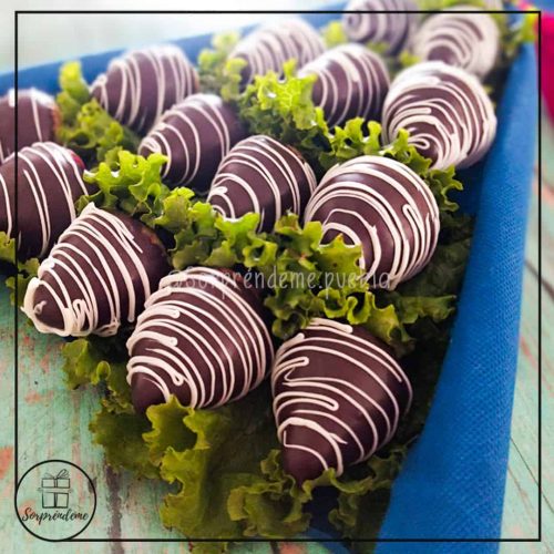 Ramo de fresas con chocolate semi amargo y decoradas con líneas de chocolate blanco