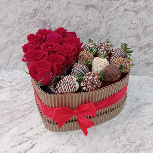 Corazón con flores y fresas