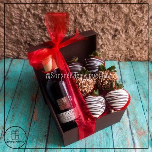 Alternative view of Petit vino & fresas