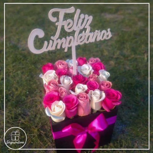 Cubo elegante con rosas naturales para regalo en Puebla