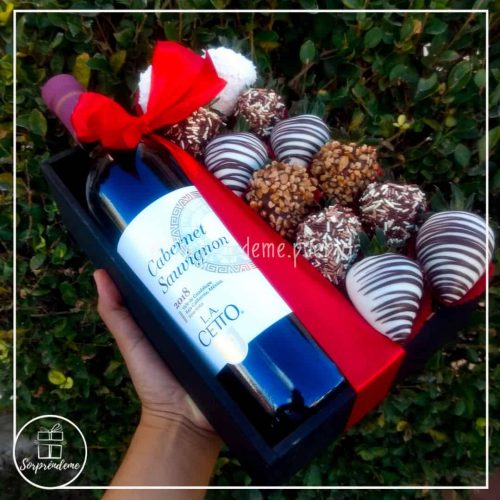 Combo de fresas frescas cubiertas de chocolate y botella de vino para regalo en Puebla