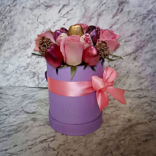 Arreglo Cilindro Berry con fresas cubiertas de chocolate y rosas frescas