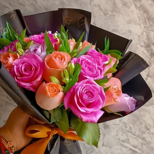 Ramo de 18 rosas frescas con envoltura personalizada y dedicatoria