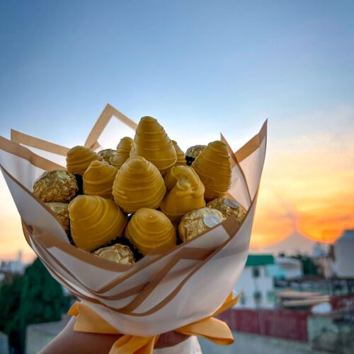 Bouquet elegante de Ferrero Rocher y fresas cubiertas de chocolate