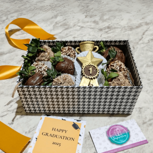 Celebra tu graduación con nuestra Caja de Fresas Mediana: 9 fresas cubiertas, 3 chocolates de graduación y tarjeta personalizada. ¡Haz tu pedido hoy!