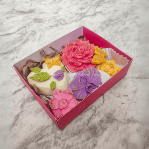 Caja con figuras de flores, mariposas y hojas de chocolate Turin decoradas a mano