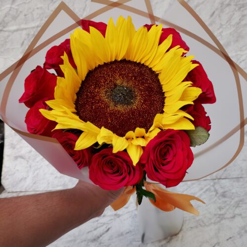 Alternative view of 12 Rosas Y Girasol