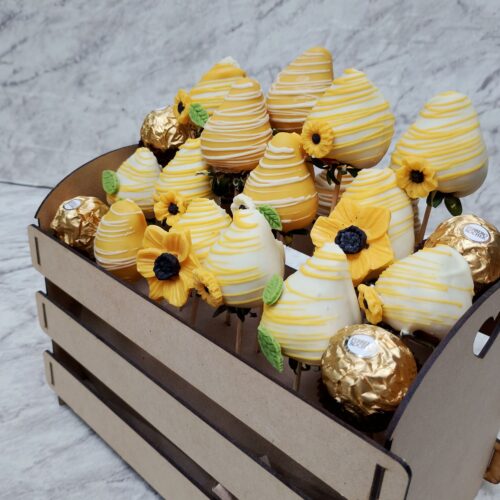 Alternative view of Canasta fresas y ferrero