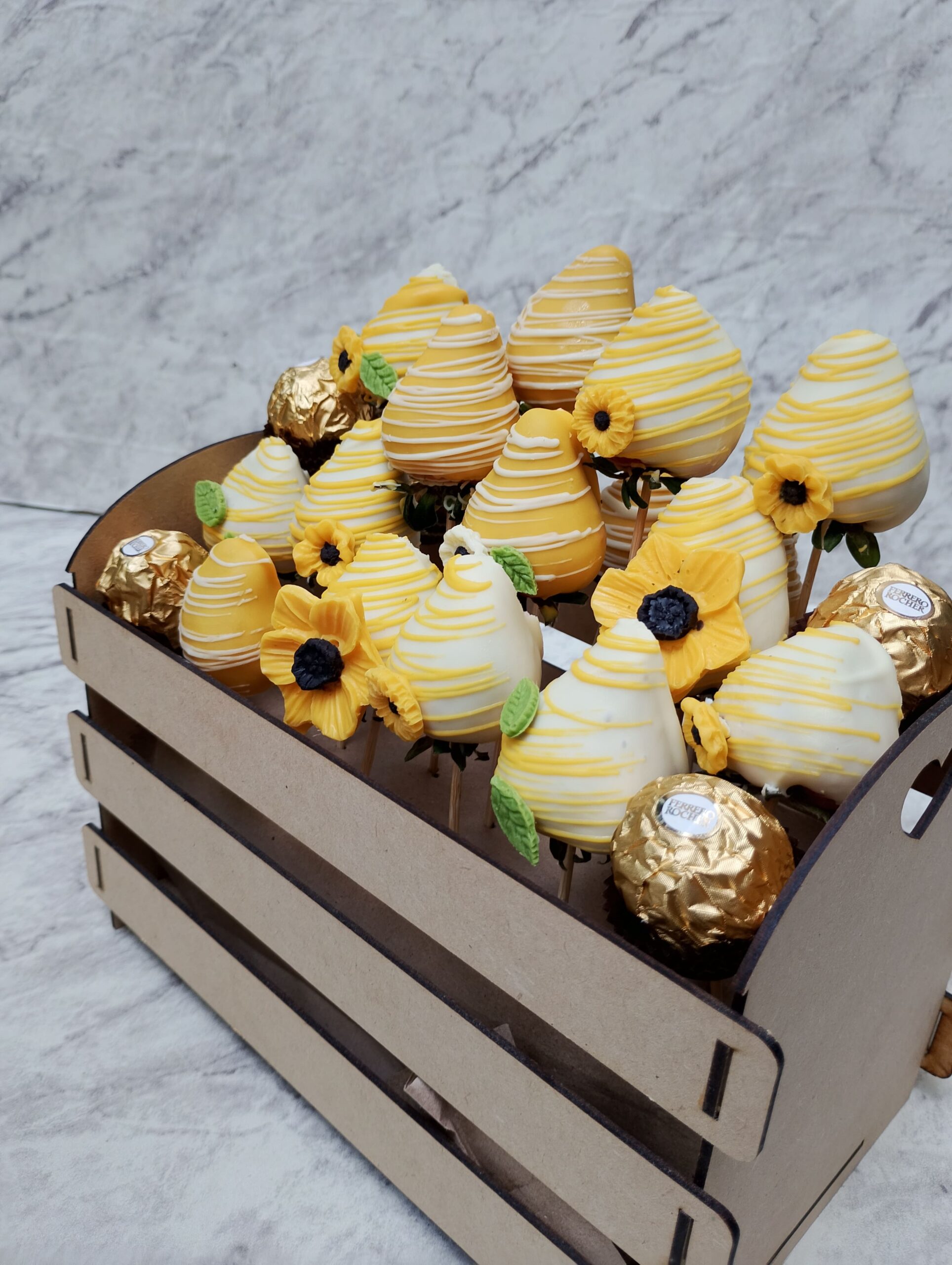 Canasta fresas y ferrero - Imagen 2