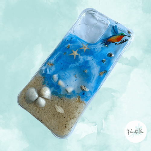 Alternative view of Funda de Resina Océano Vivo: Colibrí Pintado a Mano con Arena y Corales Naturales